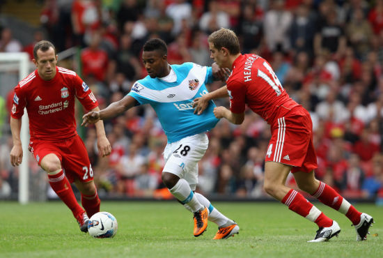 贝克汉姆观看迈阿密国际训练，与梅西、德保罗拥抱