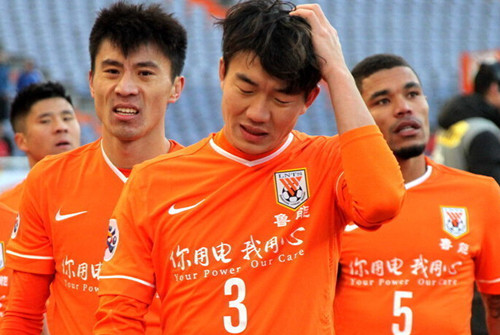 詹姆斯赛后向卡斯尔赠送签名球衣：年轻的国王，继续加油