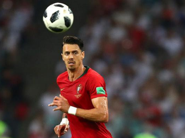 加克波伤缺数周基耶萨因病缺席，斯洛特回应球员状况